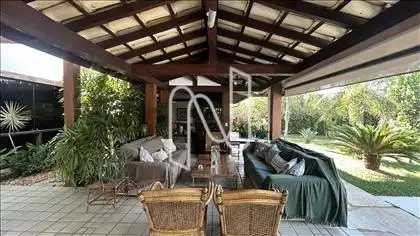 Piscina e pergolado