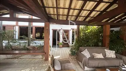 Piscina e pergolado