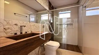Banheiro completo entre escritorio e quarto 