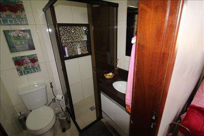 Banheiro Social compartilhado com o quarto.