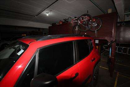 Garagem particular com armários