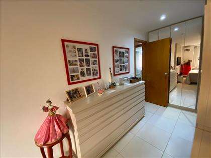 quarto do casal (o espelho tem uma sapateira)