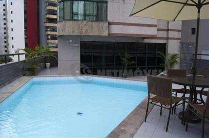 Piscina com deck