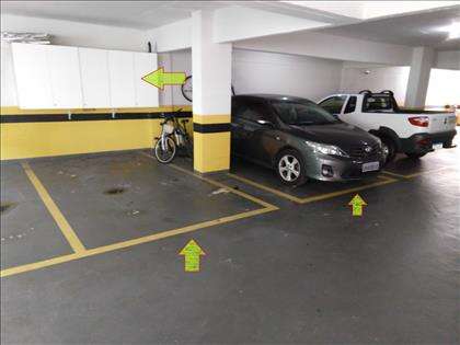 2 vagas paralelas e armário box