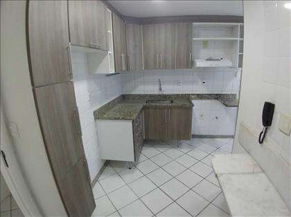 Cozinha clara e ventilada