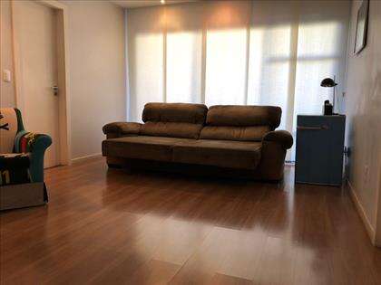 Sala de tv com varanda.
