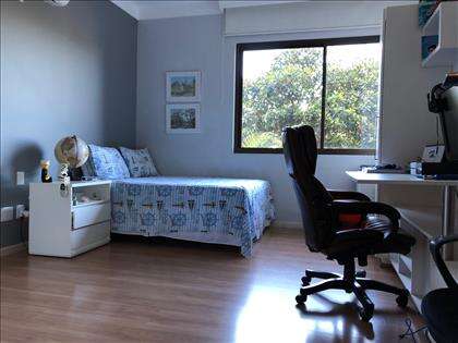 Quarto solteiro com 18 m2.