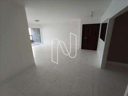 Sala ao lado de ampla copa