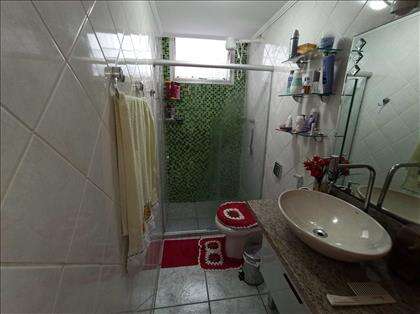 Banheiro amplo, reformado