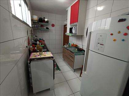 Cozinha com armário e bancada