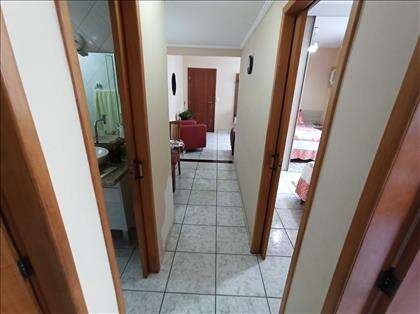 Piso em cerâmica clara