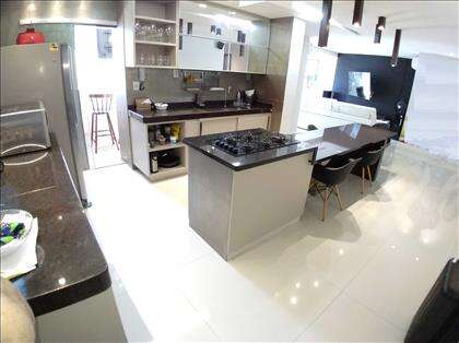 Bancada gourmet integrando cozinha e sala