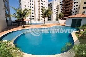 Piscina com borda infinita.