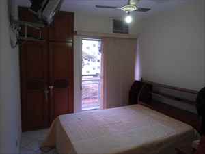 Quarto de casal com varandinha e armário