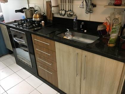Bancada e armário da cozinha