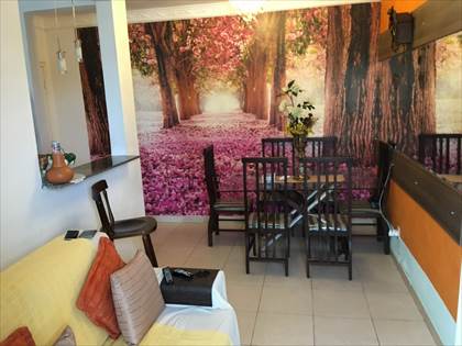 Paredes com painel decorativo e espelho