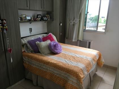 Suíte com cama, cortina, armários