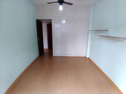 QUARTO 1 COM ARMÁRIO E VARANDA