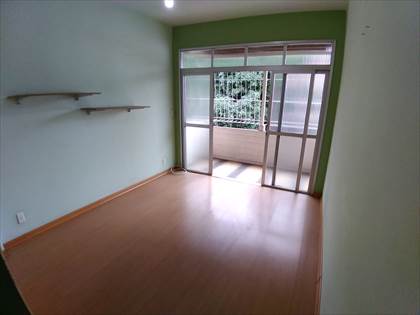 QUARTO 1 COM ARMÁRIO E VARANDA