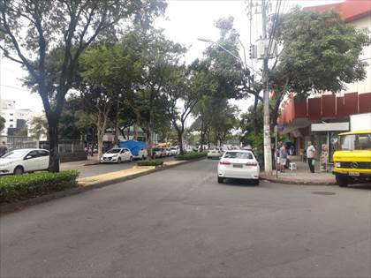 Próximo a praça, miolo do bairro