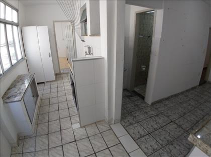 Área de serviço e quarto ao fundo