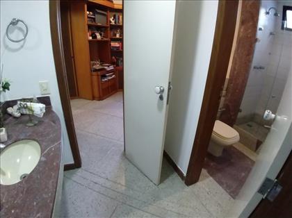 Banheiros suíte 2 e 3 .