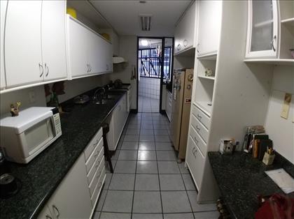 Cozinha ampla e funcional.