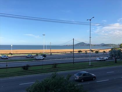 Totalmente de frente par ao mar.