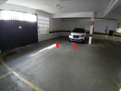 Vagas livres e cobertas ao lado da entrada