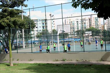 Praça com atividades esportivas, ao lado