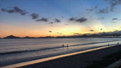Praia de Camburi e calçadão.