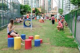 Ao lado da praça Nilze Mendes.