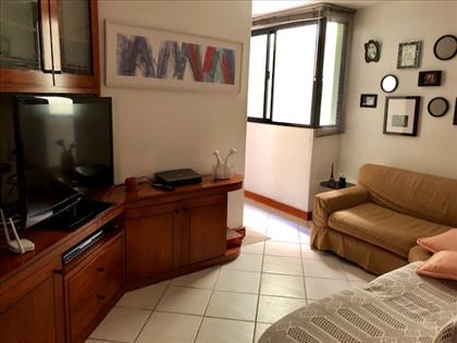 Sala de TV com móveis embutidos.