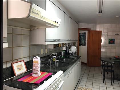 Cozinha ampla com copa.