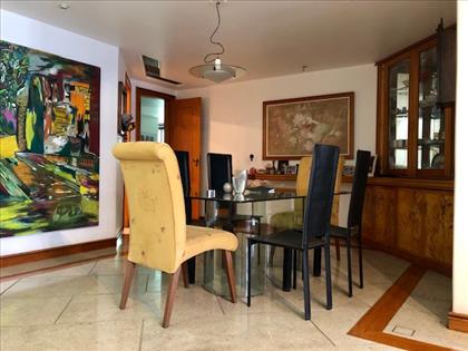 Ambiente de jantar com armários planejados