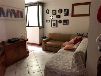 Sala de tv na circulação entre os quartos.