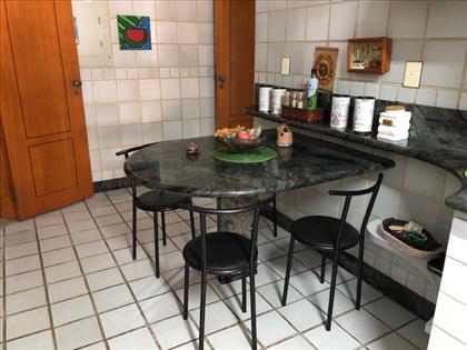 Copa anexa a cozinha.