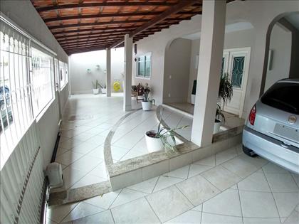 Entrada principal e garagem