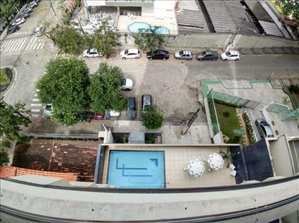 De frente, andar alto