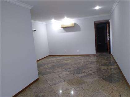 O apartamento está desocupado, super amplo.
