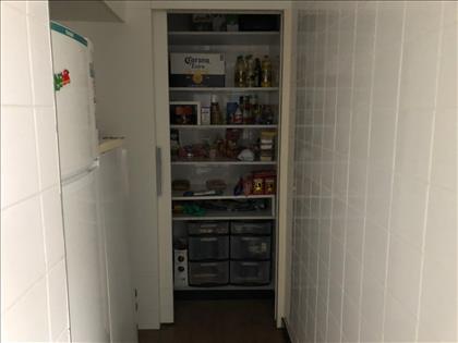 Despensa anexada a cozinha.