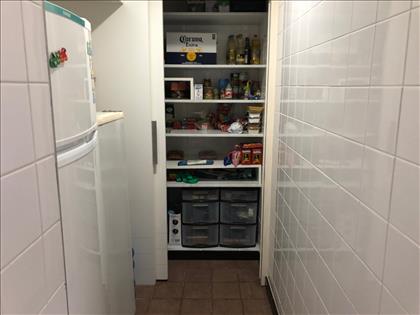 Dependência anexada a cozinha.