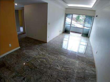 Sala ampla, piso em granito