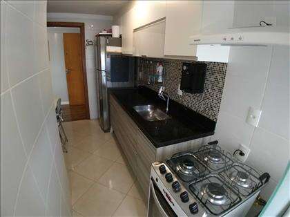 Cozinha clara. Porcelanato.