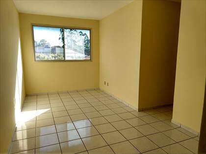 Sala ampla com sol da manhã