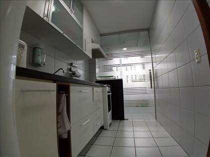 Cozinha com armários modulados