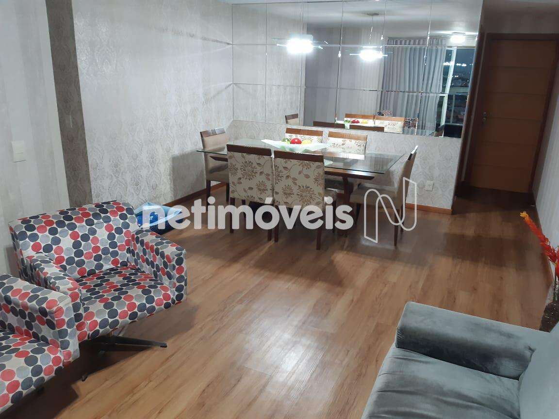 Sala ampla decorada