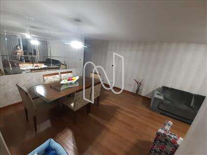 Sala ampla decorada