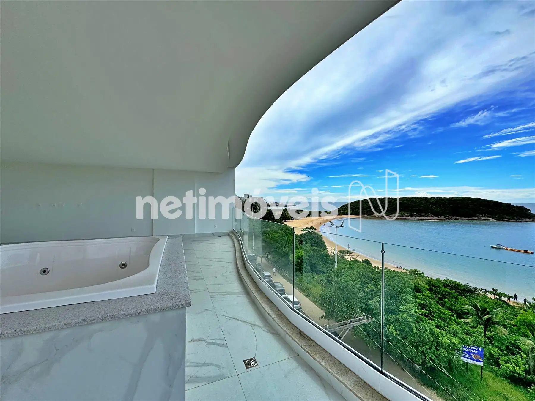 SALÃO COM VISTA FRONTAL PARA O MAR