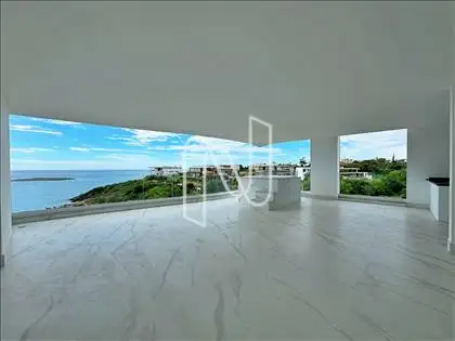 SALÃO COM VISTA FRONTAL PARA O MAR